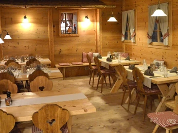 schwizer-chaeshuettli-spiez-speisesaal-rustikal