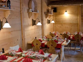 schwizer-chaeshuettli-spiez-speisesaal-gedeckt