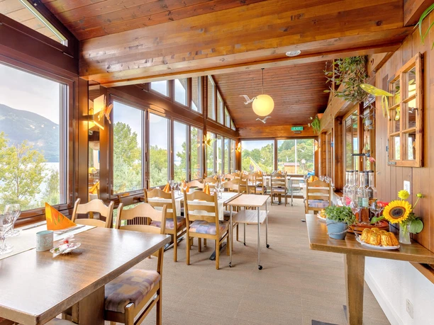 hotel-moeve-faulensee-innen-tische-aussicht