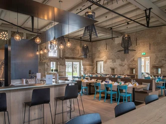 restaurant-schueuer-innen-bar-tische