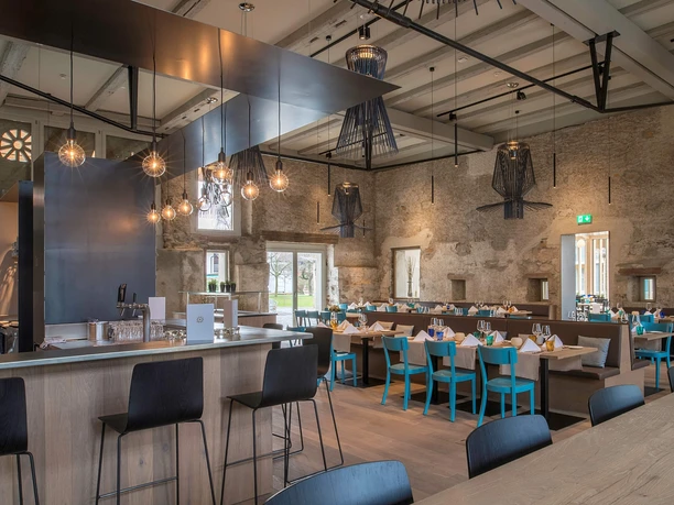 restaurant-schueuer-innen-bar-tische