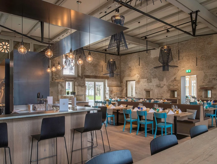 restaurant-schueuer-innen-bar-tische