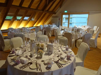 restaurant-schueuer-innen-gedeck-festlich