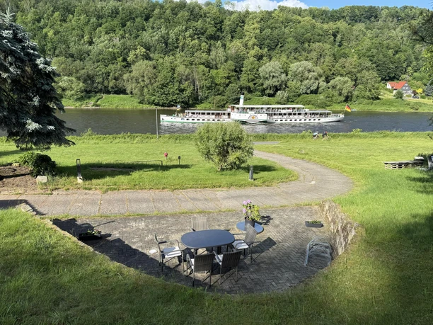 Sitzbereich im Garten mit Elbblick