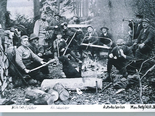 Waldarbeiter früher Historische Aufnahme: Waldarbeiter mit Sägen am Lagerfeuer