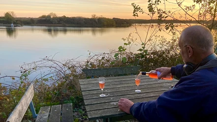 Holm_Vineri-Lifligt_glas_rosé_med_udsigt