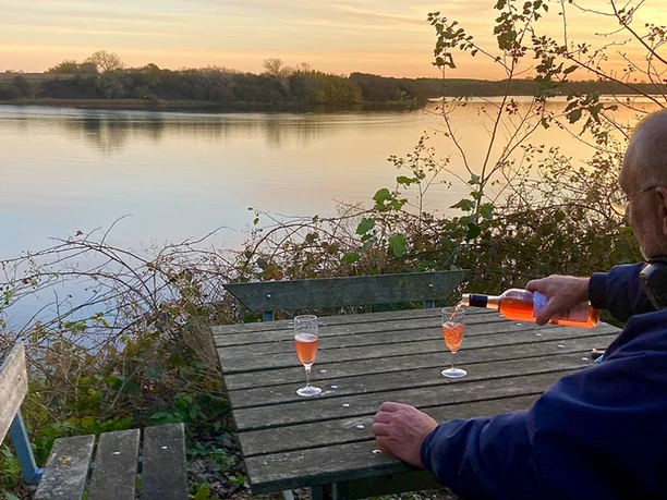 Holm_Vineri-Lifligt_glas_rosé_med_udsigt