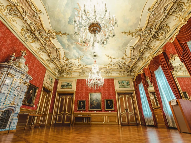 Historisches Museum - Roter Saal Festsaal mit Deckenmalerei und Kronleuchtern