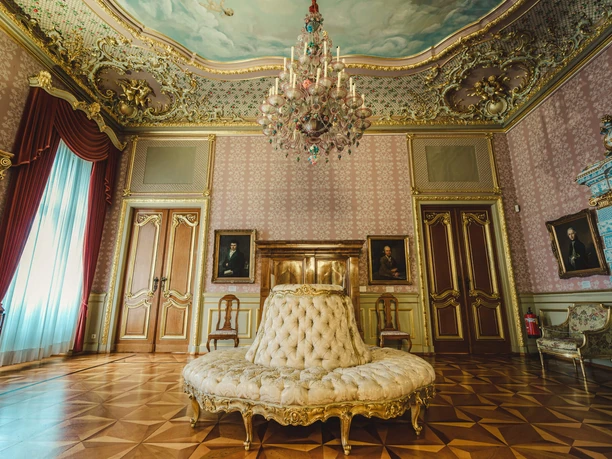 Historisches Museum - Annazimmer Prunkraum mit Kronleuchter, Kamin und Porträts