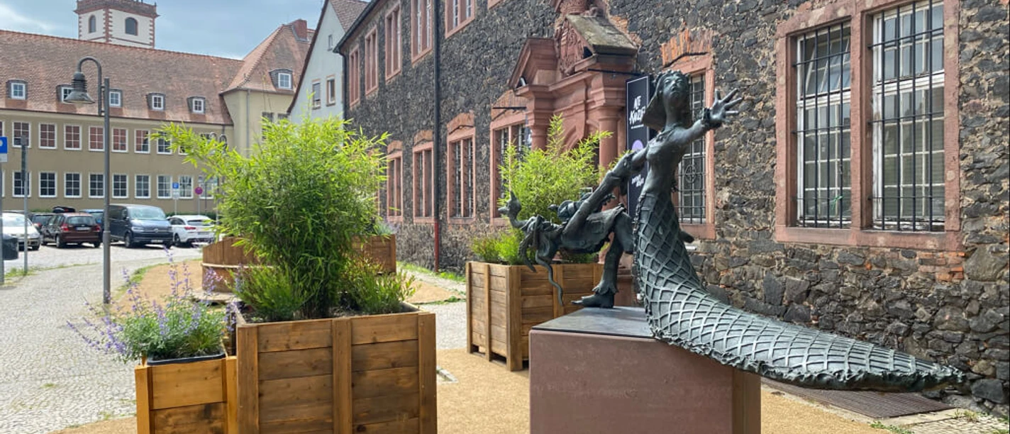 Hanauer Märchenpfad Statue vor Museum an barrierearmem Gehweg