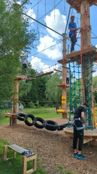 Kletterpark 2 Abenteuer im Kletterpark: Besucher meistern spannende Parcours zwischen den Baumwipfeln.