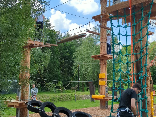 Kletterpark 2 Abenteuer im Kletterpark: Besucher meistern spannende Parcours zwischen den Baumwipfeln.