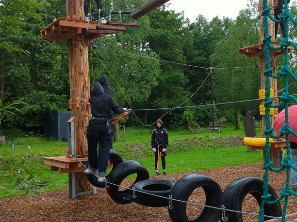 Kletterpark Otterndorf Abenteuer im Kletterpark: Gesicherte Besucher überwinden einen Parcours in luftiger Höhe.