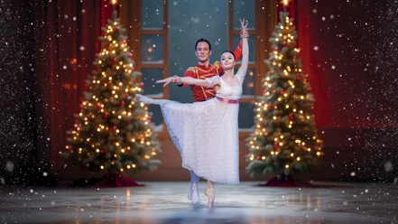 Zwei Ballettänzer:innen in weihnachtlicher Atmosphäre