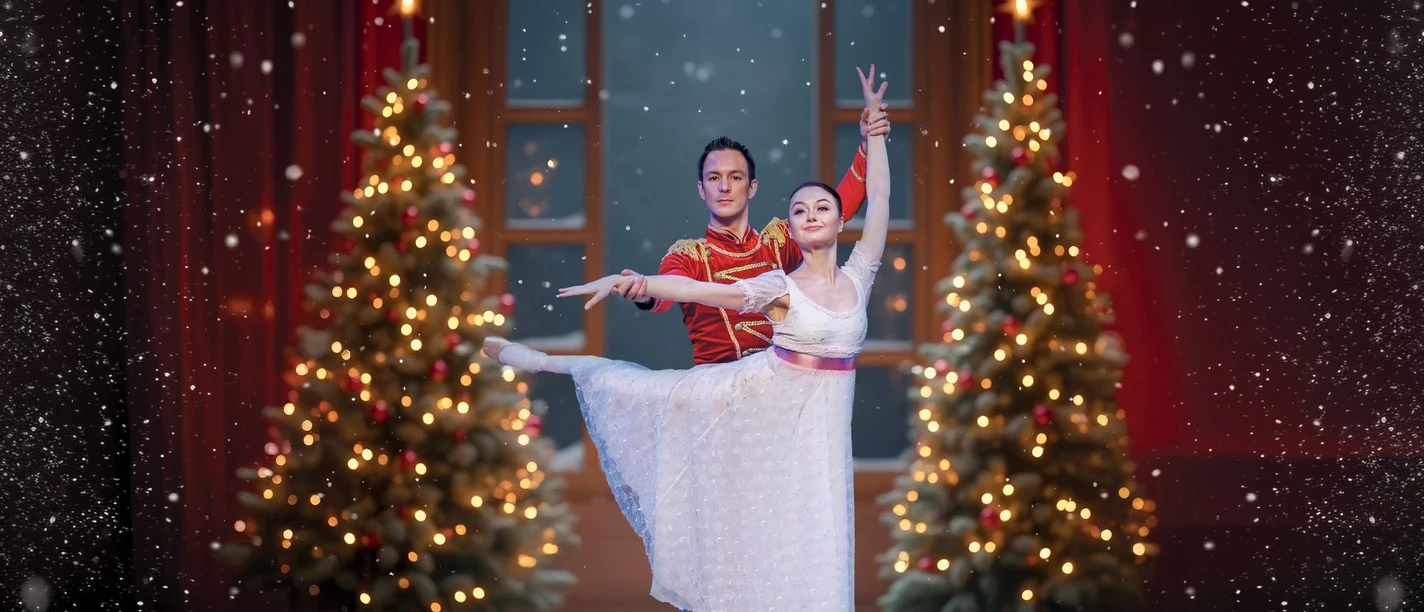 Zwei Ballettänzer:innen in weihnachtlicher Atmosphäre