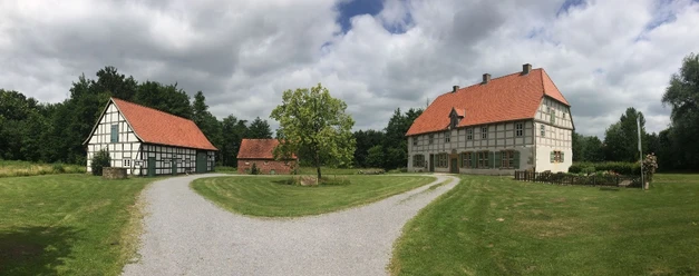 Werburg - Ensemble Historisches Ensemble mit Fachwerkgebäude, Feldsteinbau und herrschaftlichem Haus im Grünen.