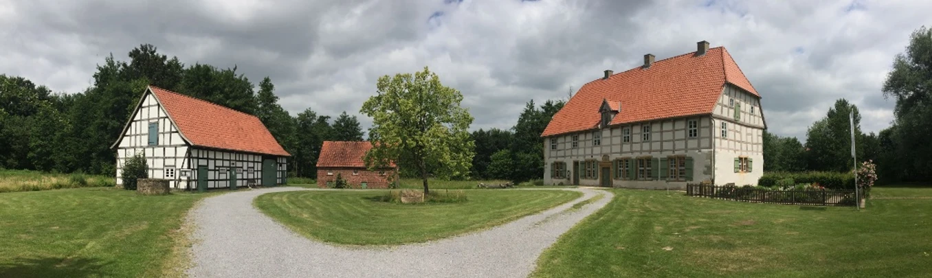 Werburg - Ensemble Historisches Ensemble mit Fachwerkgebäude, Feldsteinbau und herrschaftlichem Haus im Grünen.