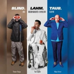 Drei Personen posieren mit Requisiten, die Blindheit, Lahmsein und Taubheit humorvoll darstellen.