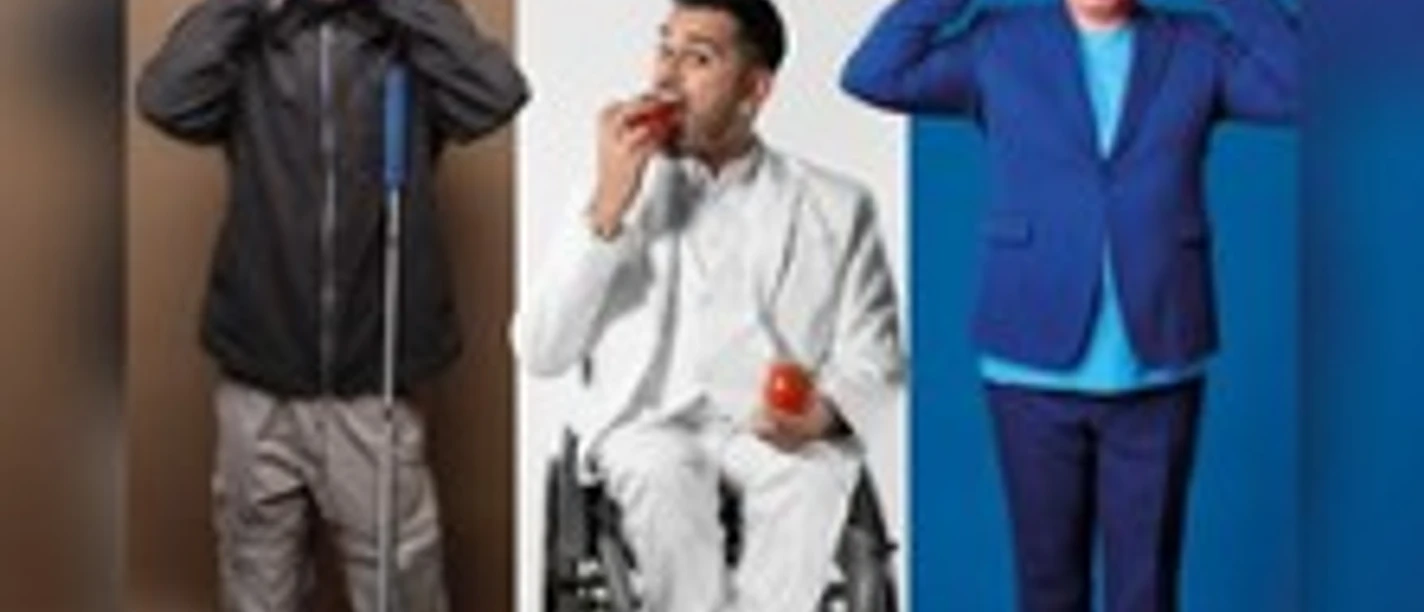 Drei Personen posieren mit Requisiten, die Blindheit, Lahmsein und Taubheit humorvoll darstellen.