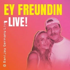 Zwei Personen vor pink-gelbem Verlauf mit großem Schriftzug Ey Freundin Live