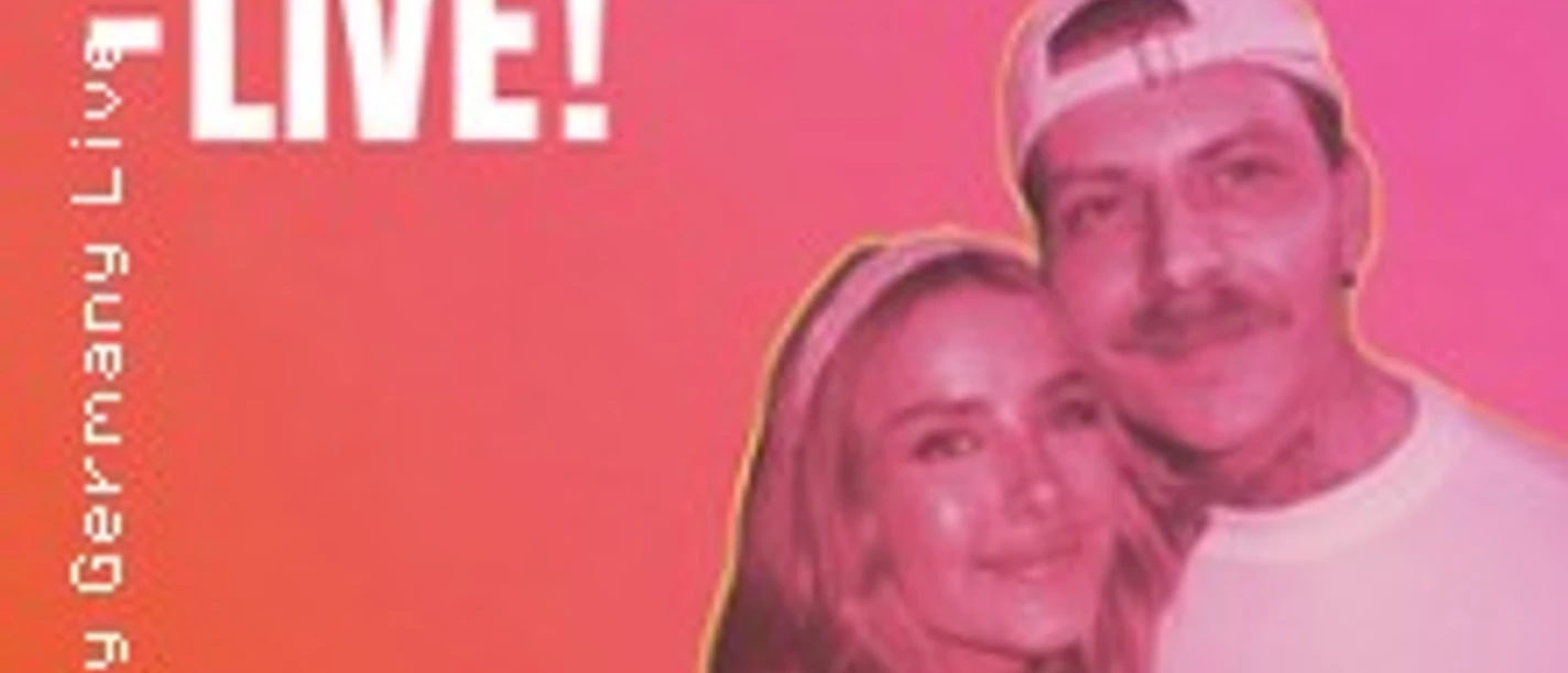 Zwei Personen vor pink-gelbem Verlauf mit großem Schriftzug Ey Freundin Live