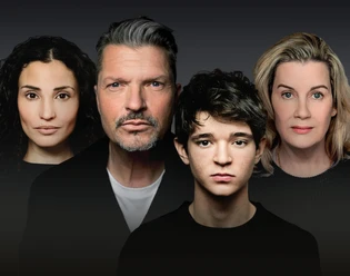 Auf dem Bild ist die Theatergrupper dargestellt.