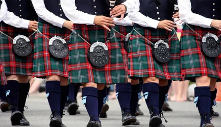 Schottland - Foto © Roland Marske Auf dem Bild sind Schottenröcke und Dudelsäcke zu sehen.