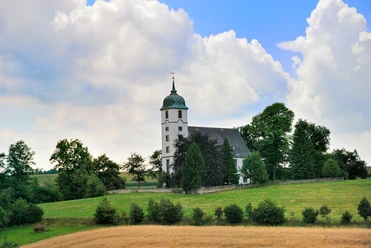 Kirche Papstdorf Man sieht die Kirche in Papstdorf