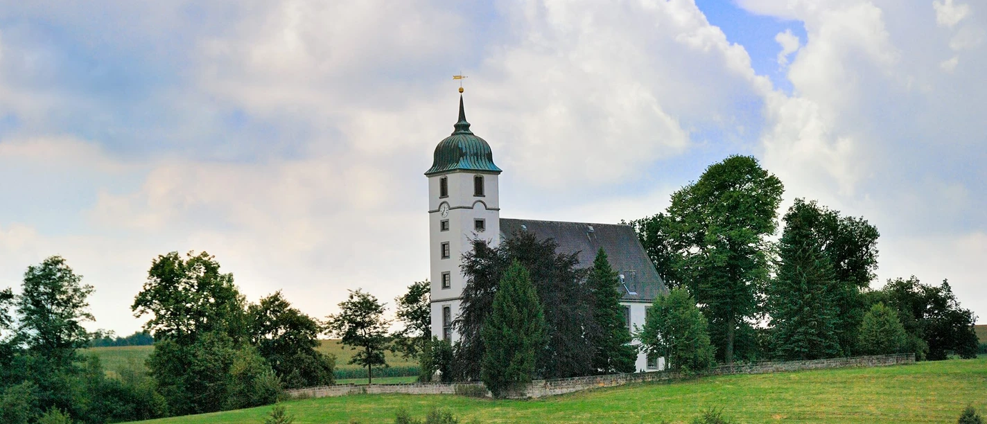 Kirche Papstdorf Man sieht die Kirche in Papstdorf