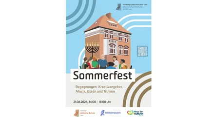 Sommerfest.jpg Plakat: Eine diverse Gruppe feiert das Sommerfest vor der ehemaligen Jüdischen Schule in Leer.