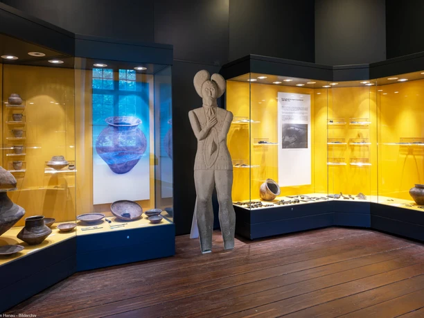 Museum Schloss Steinheim Museumsvitrinen mit Keramik und Steinfigur