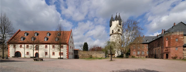 Schloss Steinheim Burghof mit Fachwerkhaus und Turm