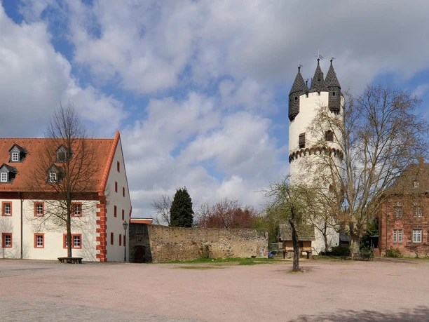 Schloss Steinheim Burghof mit Fachwerkhaus und Turm