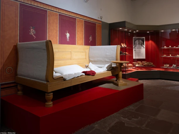 Schloss Steinheim - Innenansicht Museumsraum mit antikem Bett und Vitrinen