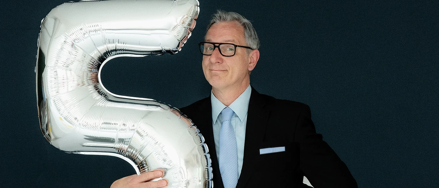 Hans Gerzlich Pressefoto Ich hatte mich jünger in Erinnerung Luftballon © haraldhoffmann.com.jpg