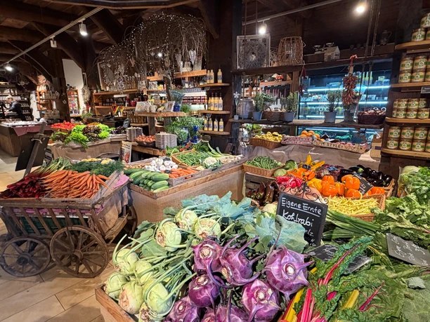 Hof Holste Reichhaltige Auslage von frischem Gemüse wie Kohlrabi und Karotten in einem ländlichen Hofladen.