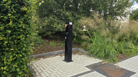 Fahrrad-Reparaturstation Goethestraße Fahrrad-Reparaturstation mit Werkzeugen und Luftpumpe auf gepflastertem Untergrund in Mettmann.