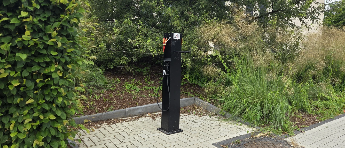 Fahrrad-Reparaturstation Goethestraße Fahrrad-Reparaturstation mit Werkzeugen und Luftpumpe auf gepflastertem Untergrund in Mettmann.