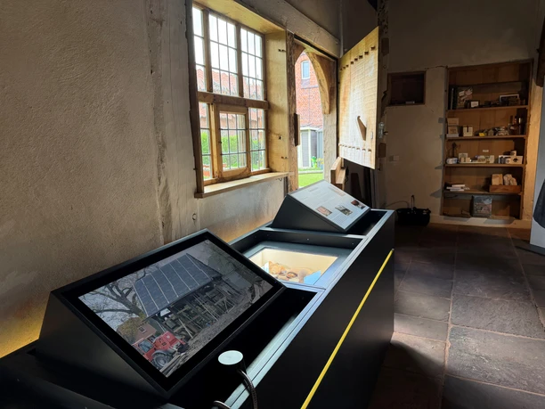 Ausstellung im Pastors Hus mit interaktiven Stationen in einem historischen Gebäude.