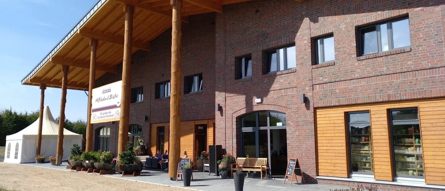 Hoefeladen_Aussenansicht_Hamfelder Hof.jpg