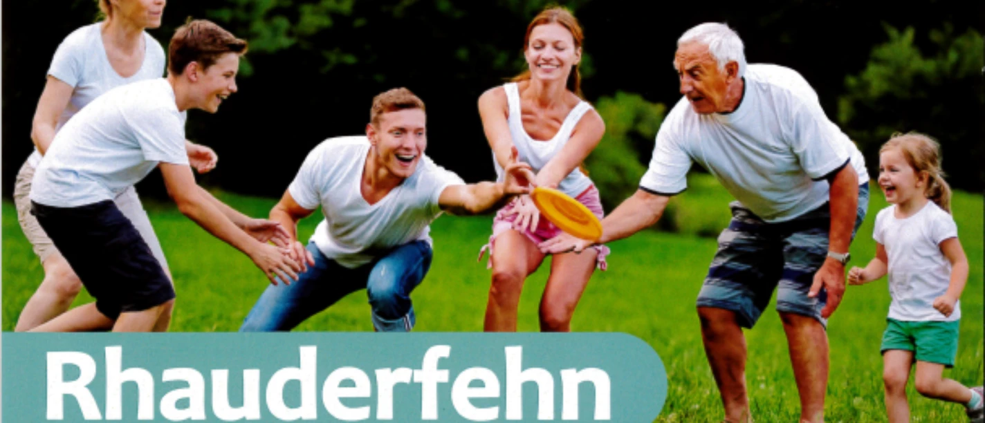 Rhauderfehn bewegt sich - Bewegungstag für Jung & Alt Generationen spielen Frisbee. Text: Bewegungstag für Jung & Alt. Rhauderfehn bewegt sich.