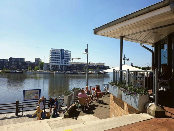 Café Schöne Aussichten Das Bild zeigt eine Außenaufnahme vom Café Schöne Aussichten