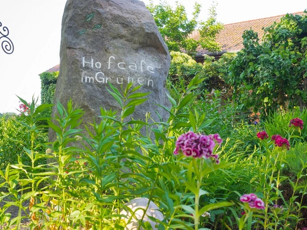 Willkommensstein vorm Hofcafé im Grünen Willkommensstein vorm Hofcafé im Grünen