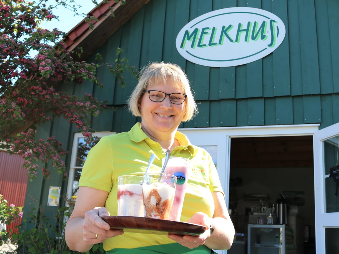 Vor dem Melkhus Scheeßel mit Frau Bassen Vor dem Melkhus Scheeßel mit Frau BassenIn front of the Melkhus Scheeßel with Mrs. BassenForan Melkhus Scheeßel med fru BassenVoor het Melkhus Scheeßel met mevrouw Bassen