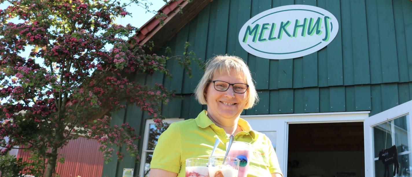 Vor dem Melkhus Scheeßel mit Frau Bassen Vor dem Melkhus Scheeßel mit Frau Bassen