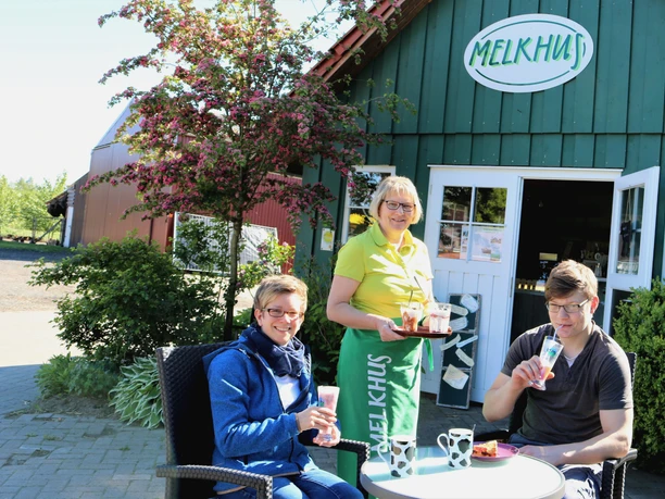 Besucher bei einer Milchshakepause im Melkhus Scheeßel Besucher bei einer Milchshakepause im Melkhus Scheeßel