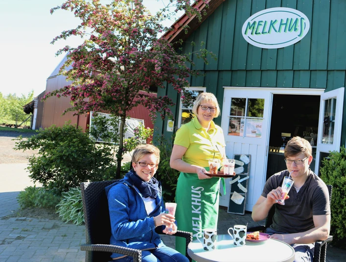 Besucher bei einer Milchshakepause im Melkhus Scheeßel Besucher bei einer Milchshakepause im Melkhus ScheeßelVisitors enjoying a milkshake break at the Melkhus ScheeßelBesøgende nyder en milkshake-pause i Melkhus ScheeßelBezoekers genieten van een milkshake pauze in de Melkhus Scheeßel