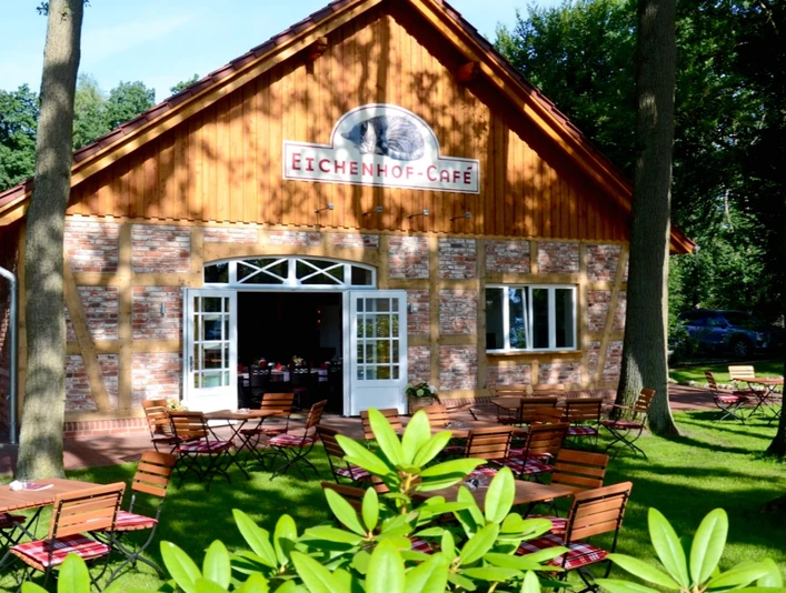 Außenplätze am Eichenhof-Café in Hellwege Außenplätze am Eichenhof-Café in HellwegeOutdoor seating at the Eichenhof Café in HellwegeUdendørs siddepladser på caféen Eichenhof i HellwegeBuiten zitten bij café Eichenhof in Hellwege