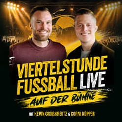 Zwei Männer vor Bühnenkulisse mit dem Schriftzug Viertelstunde Fussball Live