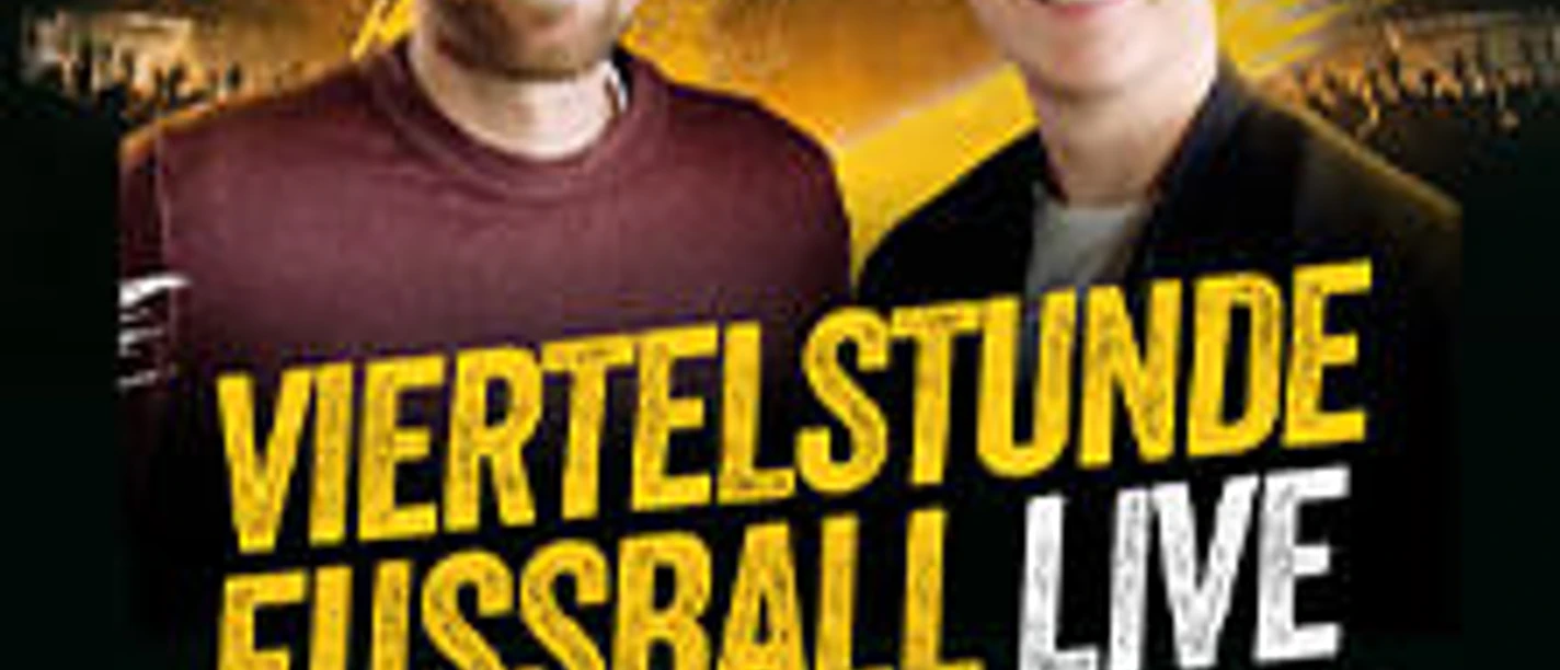 Zwei Männer vor Bühnenkulisse mit dem Schriftzug Viertelstunde Fussball Live